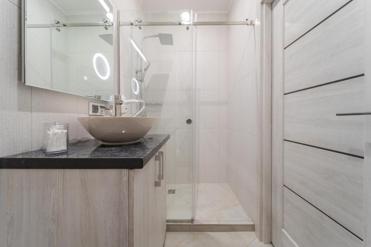 Luxury Flat In Downtown 2 Apartman Lviv Kültér fotó